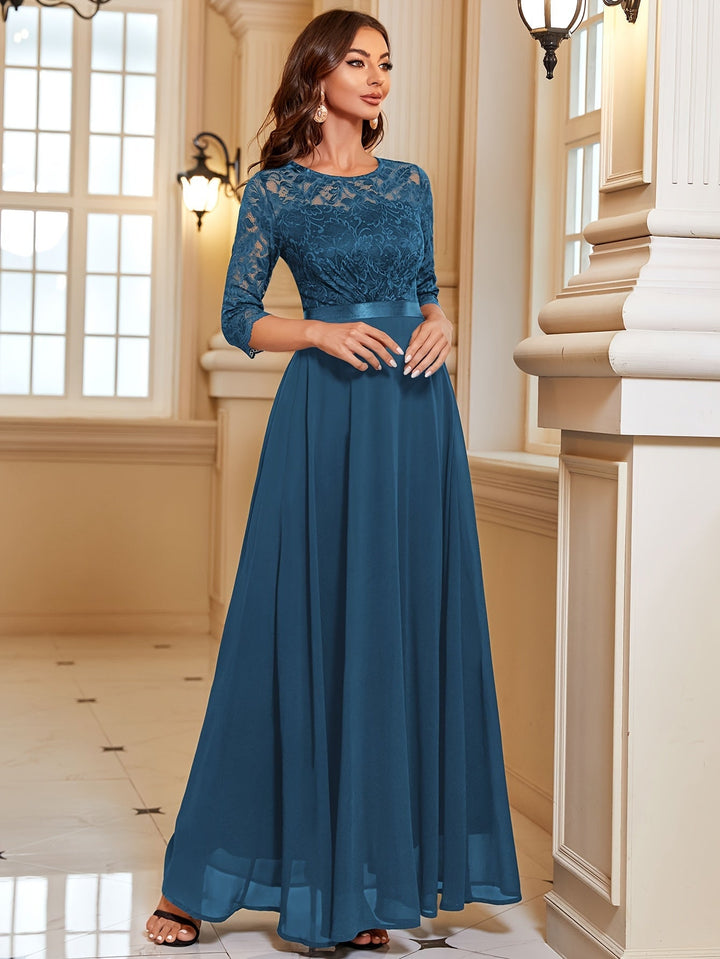 Feestelijke dames maxi jurk, elegant design. Geschikt als avondjurk voor speciale gelegenheden.