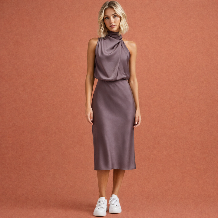 Tijdloze damesmode: elegante lange jurk met gedrapeerde hals, veelzijdig voor avonden.