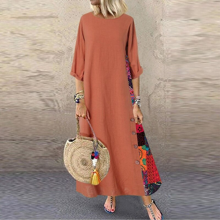 "Elegante maxi zomerjurk voor dames in katoen en linnen, O-hals, zijaanzicht, subtiele zijknoppen, comfortabel en stijlvol."