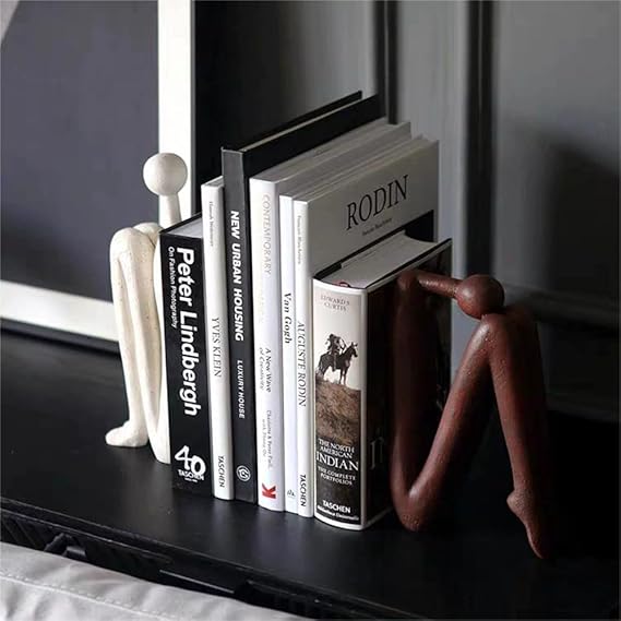 Kunstzinnige metalen boekensteun, perfect voor woondecoratie en het netjes houden van je boekenplank.