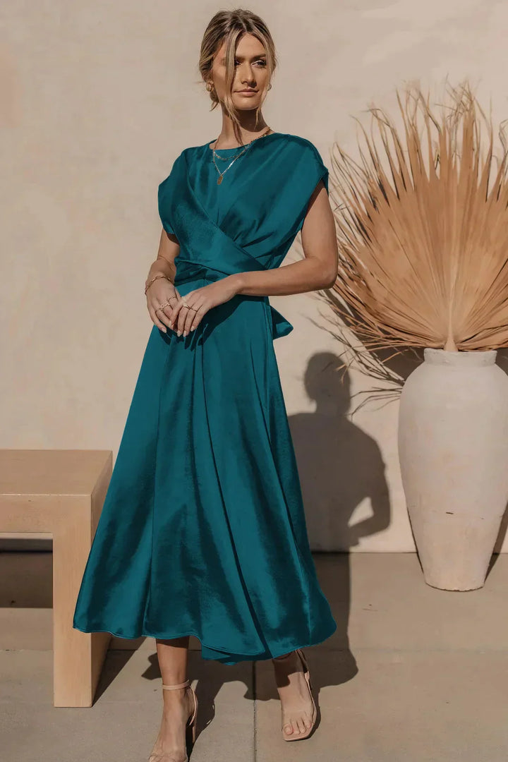 Vrouwelijke midi cocktailjurk, elegante snit, perfect voor een chique uitstraling op feesten.