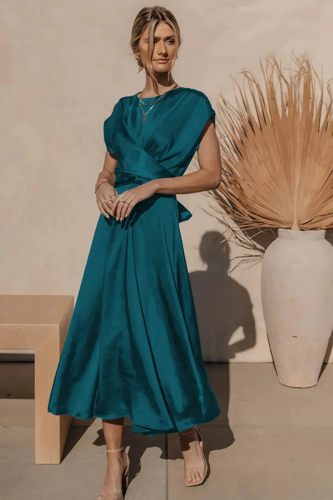 Chique A-lijn midi jurk voor dames, elegante uitstraling, ideaal als bruilofts- of galajurk.