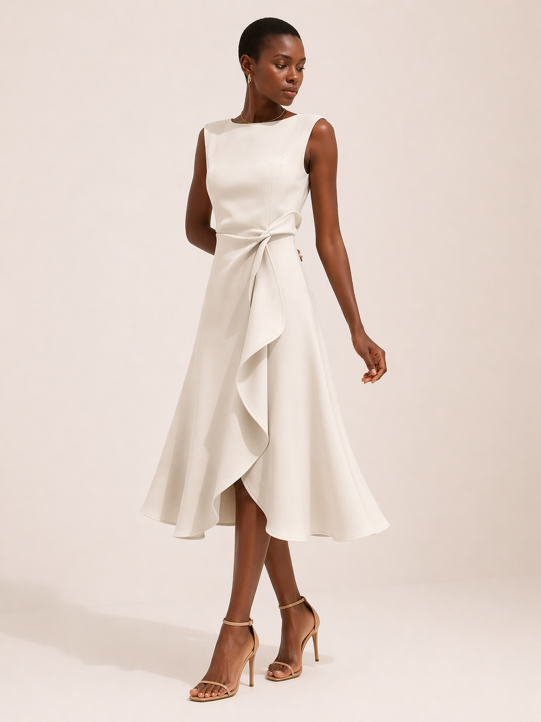 Modieuze elegante dames midi-jurk met trendy split. Mouwloos design, ideaal voor avonden en speciale gelegenheden.