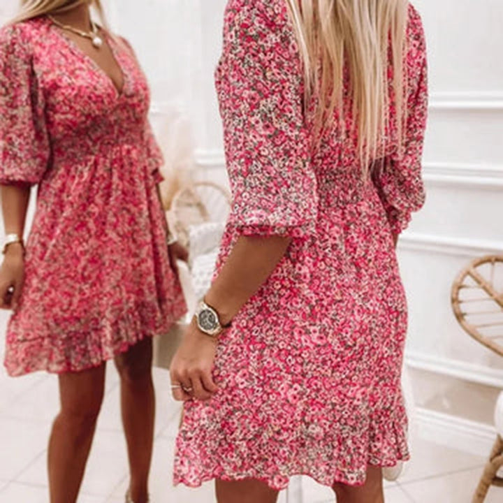 Comfortabele dames midi zomerjurk met V-hals en korte mouwen. Ideaal voor ontspannen dagen in de zon.
