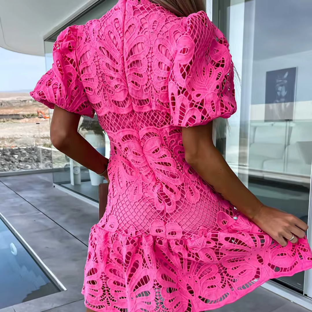 "Elegante mini jurk met ruches, opengewerkte details en lantaarnmouwen, stijlvolle keuze voor elke gelegenheid."