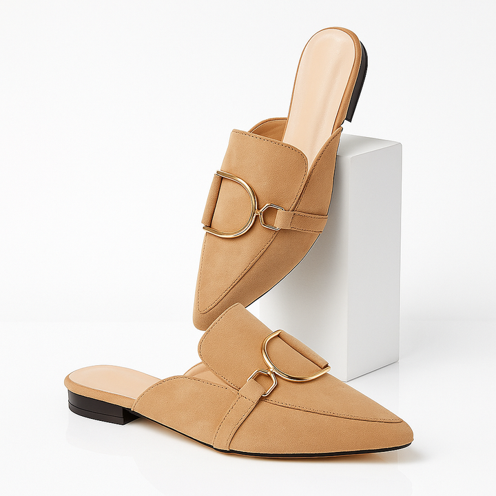 Rode Noruega damesmuiltjes: platte en comfortabele zomerschoenen, voorzien van een trendy D-gesp.
