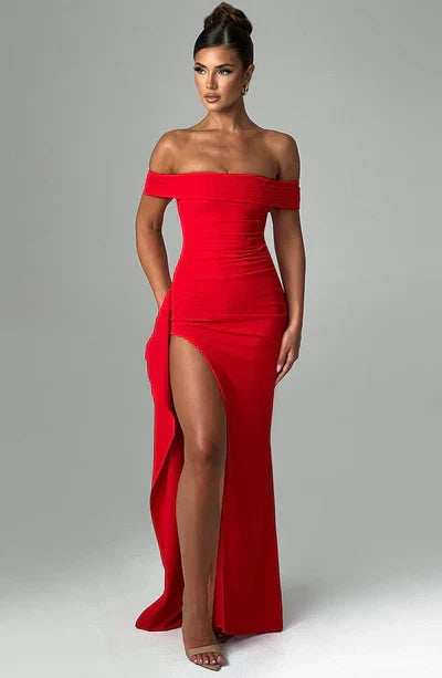 Modieuze dames off-shoulder maxijurk met ruches. Een chique feestjurk of avondjurk, perfect voor bruiloften.