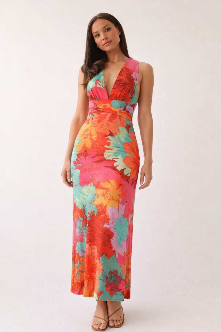 Elegante oranje maxi-jurk met bloemenprint, perfect voor de zomer en vakantie, voorzien van een chique halternek.