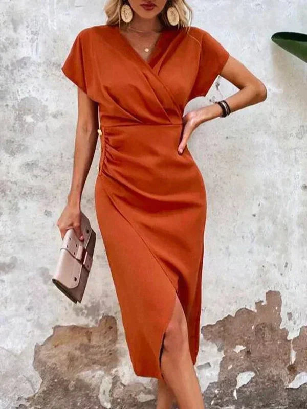 Elegante oranje midi jurk voor dames met V-hals en korte mouwen, perfect als zomerjurk of feestjurk.