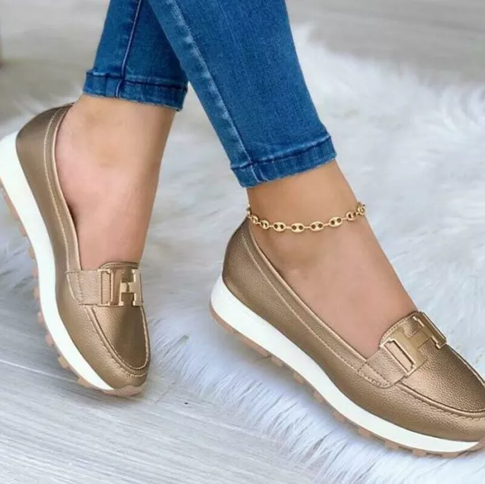 Elegante dames schoenen met orthopedische ondersteuning, bieden voetcomfort en een trendy look.