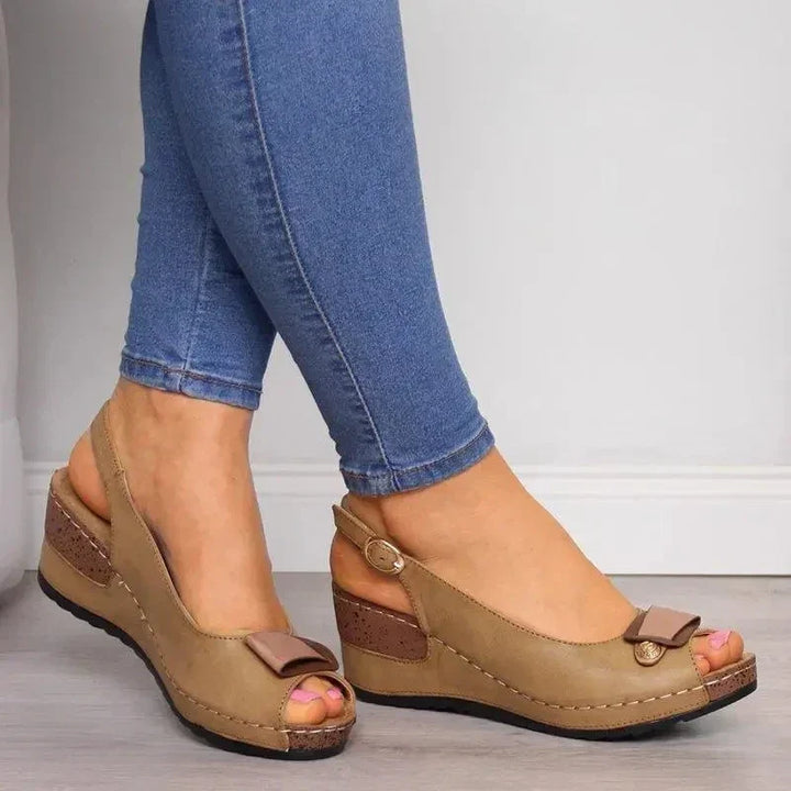 "Elegante orthopedische hak sandalen voor dames, verkrijgbaar in rustiek bruin, stijlvol grijs en tijdloos zwart."