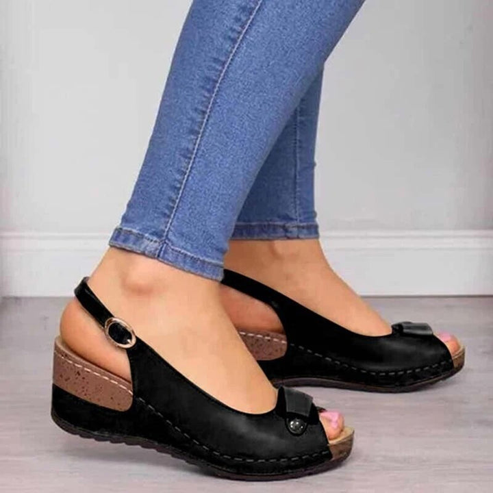"Elegante orthopedische hak sandalen voor dames, verkrijgbaar in rustiek bruin, stijlvol grijs en tijdloos zwart."