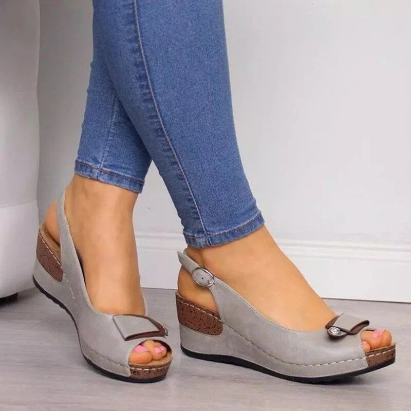 "Elegante orthopedische hak sandalen voor dames, verkrijgbaar in rustiek bruin, stijlvol grijs en tijdloos zwart."