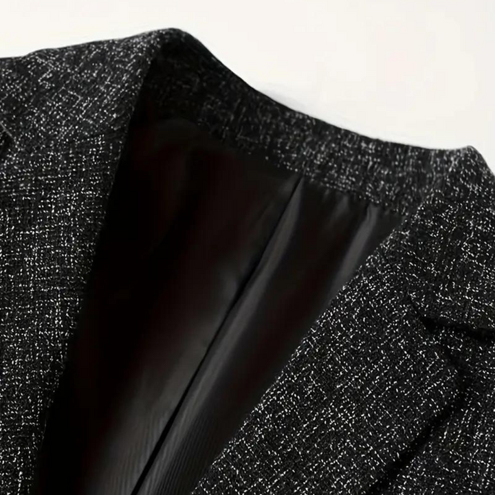 "Elegante RAYAN herenblazer in blauw met reverskraag, klepzakken en knopen voor stijlvolle looks. All-season stijlbasic."