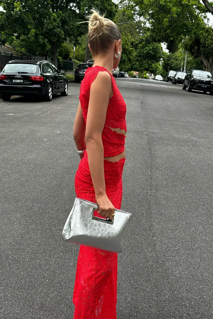 Stijlvolle rode tweedelige set voor dames: mouwloze top en rok met elegante split. Voor feestjes en zomer.