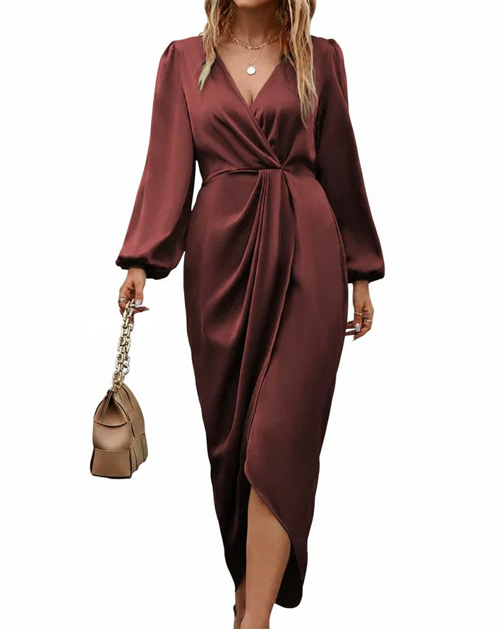 Elegante roodbruine dames midi jurk met V-hals, ballonmouwen en gedrapeerde taille; perfecte feestjurk.