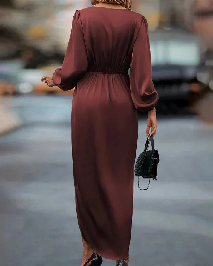 Stijlvolle roodbruine midi jurk voor dames met V-hals, sierlijke ballonmouwen en elegante gedrapeerde taille.
