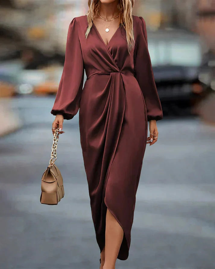 Moderne roodbruine dames midi jurk: diepe V-hals, trendy ballonmouwen en een prachtige gedrapeerde taille.