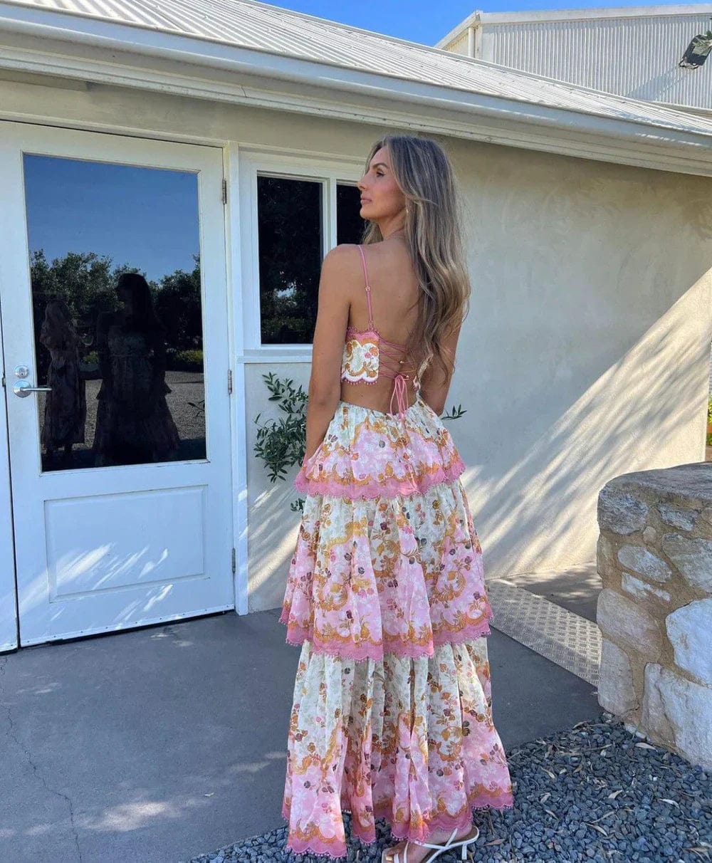 Romantische roze zomerjurk voor dames, lange pasvorm met sierlijke ruches en fijne borduurdetails.