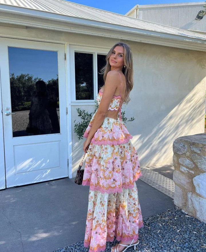Stijlvolle roze maxi-jurk voor dames, ideaal als feestjurk of strandjurk met ruches en borduursels.