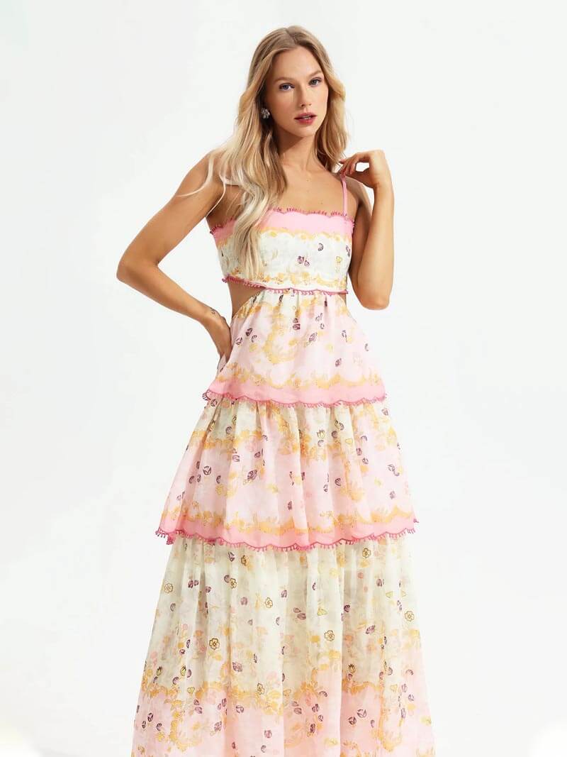 Lange roze dames maxi-jurk, zomerse elegantie met zwierige ruches en verfijnde borduursels.