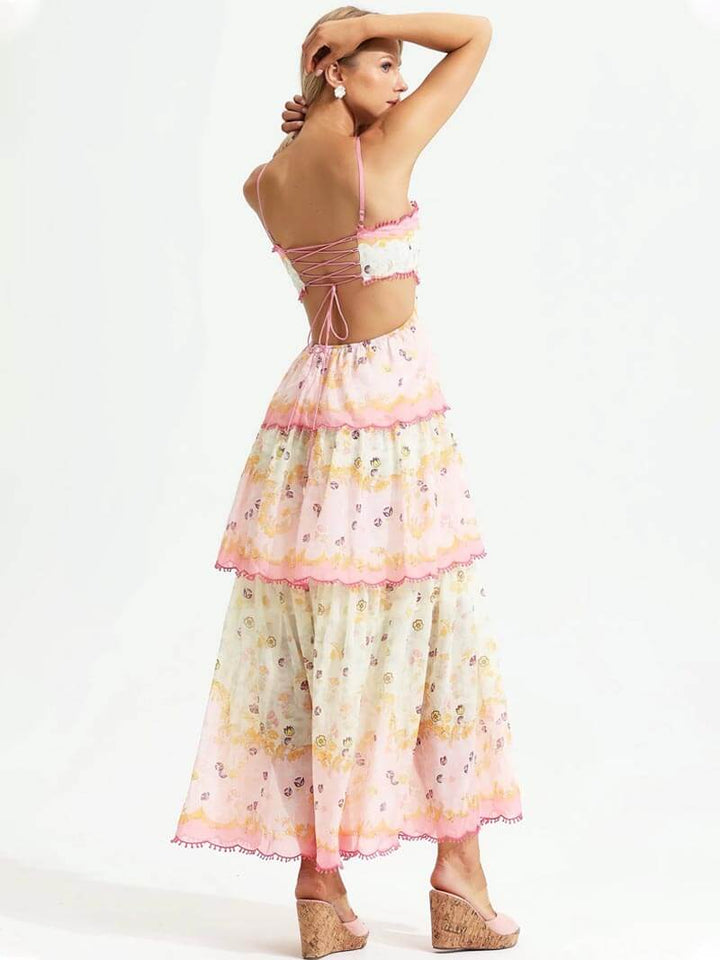 Dames maxi-jurk in roze, met gedetailleerde borduursels en speelse ruches; een elegante zomerkeuze.