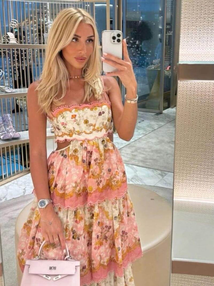 Moderne roze dames maxi-jurk, comfortabel en stijlvol met elegante ruches en subtiele borduursels.