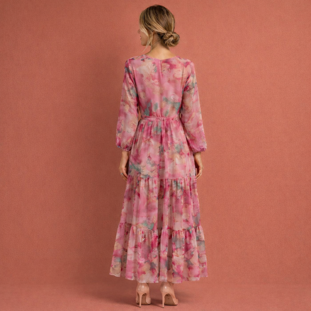 Comfortabele roze dames maxi jurk met V-hals en ceintuur, ideaal als zomerjurk voor een elegante look.