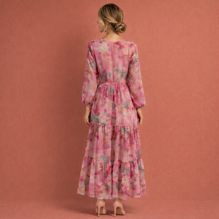 Comfortabele roze dames maxi jurk met V-hals en ceintuur, ideaal als zomerjurk voor een elegante look.