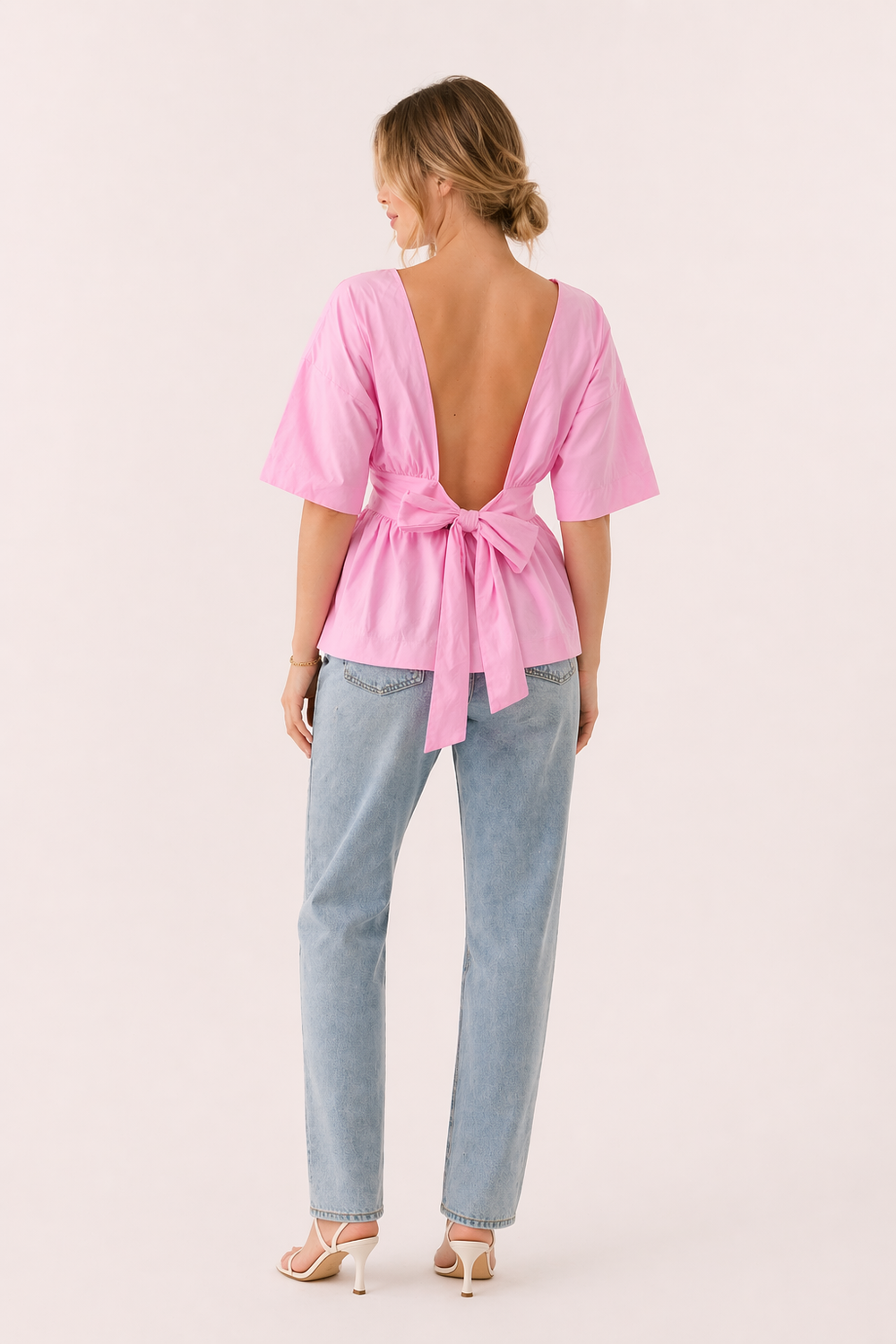 Comfortabele losvallende witte lenteblouse voor dames, met V-hals en stijlvolle wijde mouwen.