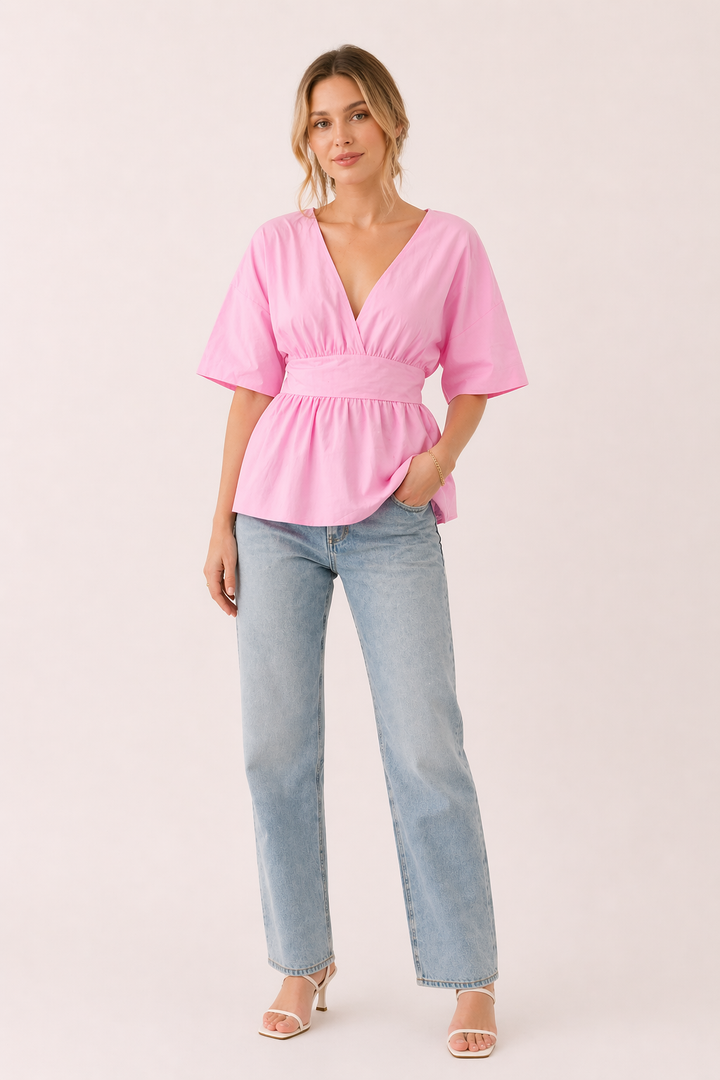 Zwarte modieuze dames top met V-hals en wijde mouwen, ideaal voor een elegante casual outfit.