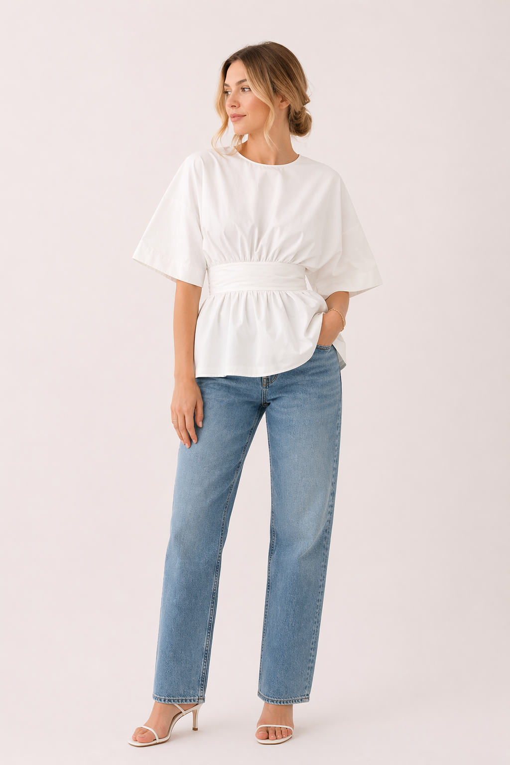 Casual dames zomerblouse met diepe V-hals en luchtige wijde mouwen, verkrijgbaar in diverse kleuren.