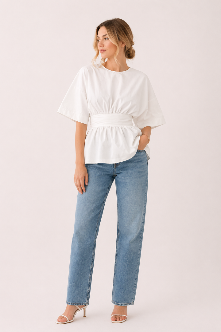 Casual dames zomerblouse met diepe V-hals en luchtige wijde mouwen, verkrijgbaar in diverse kleuren.