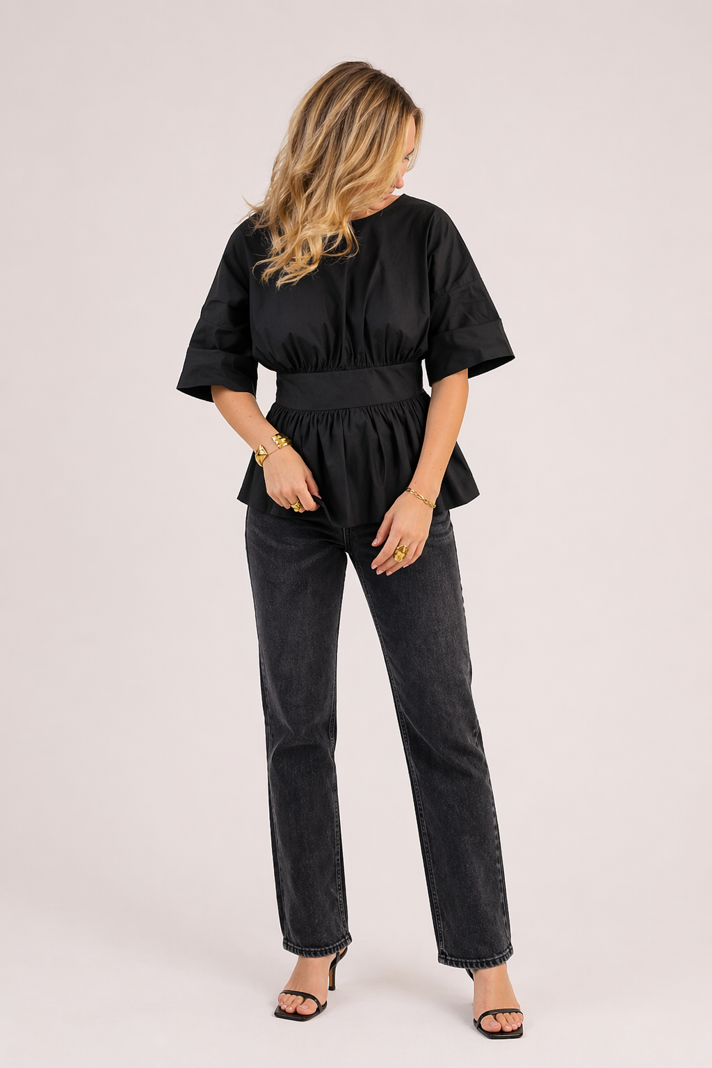 Damesblouse met elegante V-hals en wijde mouwen in lichte stof, ideaal voor comfortabele zomerdagen.