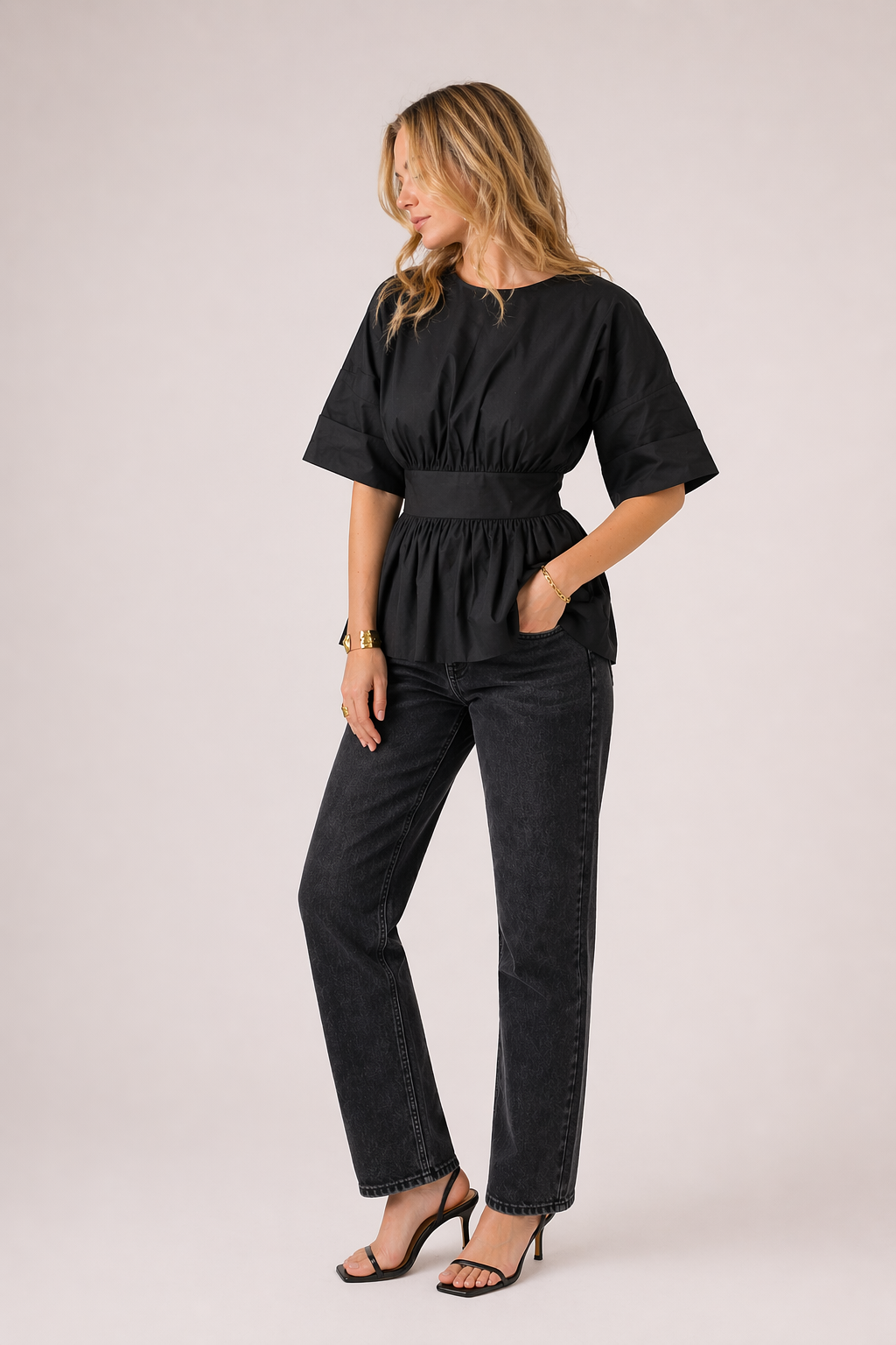 Modieuze roze dames top met V-hals, losvallend model en trendy wijde mouwen voor lente/zomer.