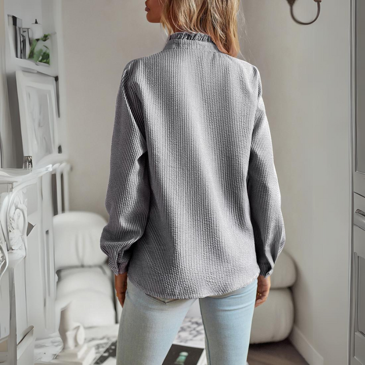 "Elegante ruches blouse in zachte stof met knopen en klassieke kraag, perfect voor elke gelegenheid."