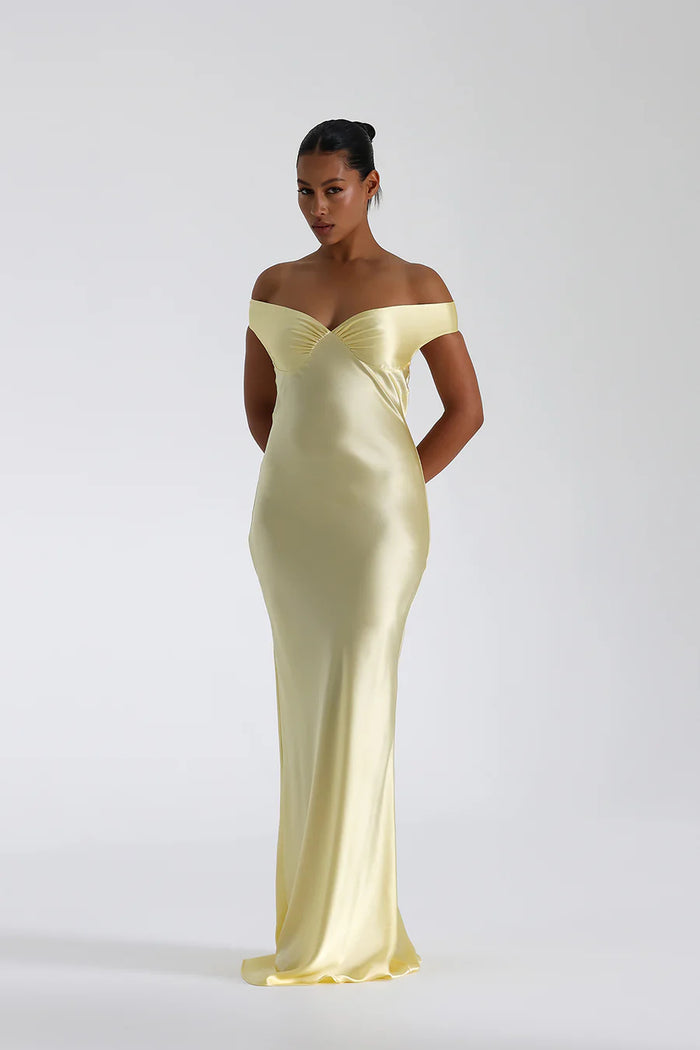 "Elegante satijnen avondjurk met off-shoulder design en verfijnde drape details voor formele gelegenheden."