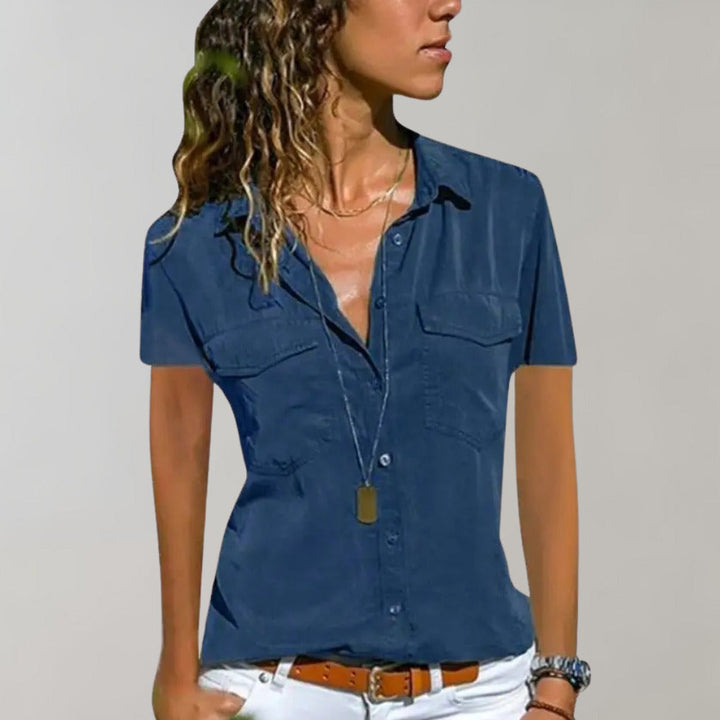 Serena damesblouse met korte mouwen; een luchtige en elegante zomerblouse. Perfect voor warme dagen en lente-avonden.
