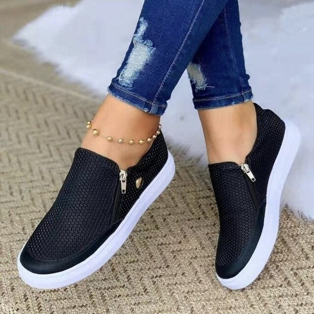 "Elegante, slip-on, ademende damesschoenen met comfortabel ontwerp in goud, wit en zwart voor casual en formele looks."