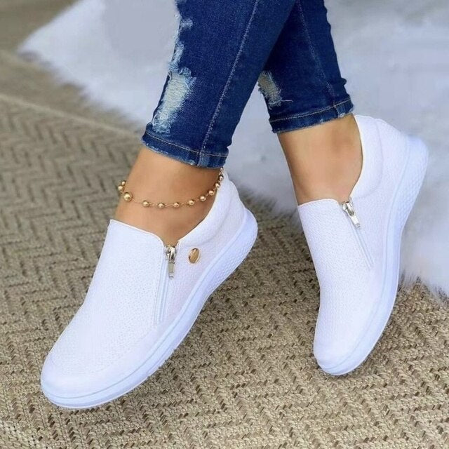 "Elegante, slip-on, ademende damesschoenen met comfortabel ontwerp in goud, wit en zwart voor casual en formele looks."