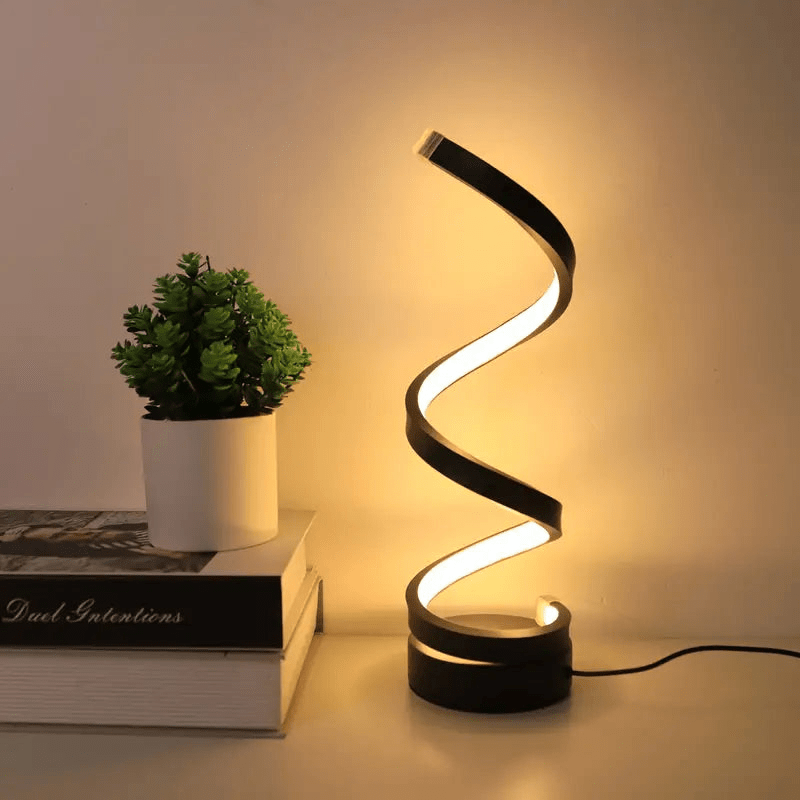 "Elegante spiraal LED tafellamp, modern design, dimbaar, staat op tafel met helder licht en stijlvol, eigentijds ontwerp."