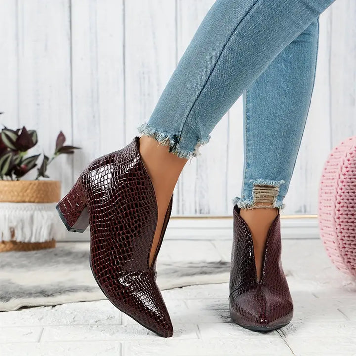 "Elegante stiletto enkellaarzen dames met V-hals design, slanke hak, krokodillenpatroon en glanzend lakleer."