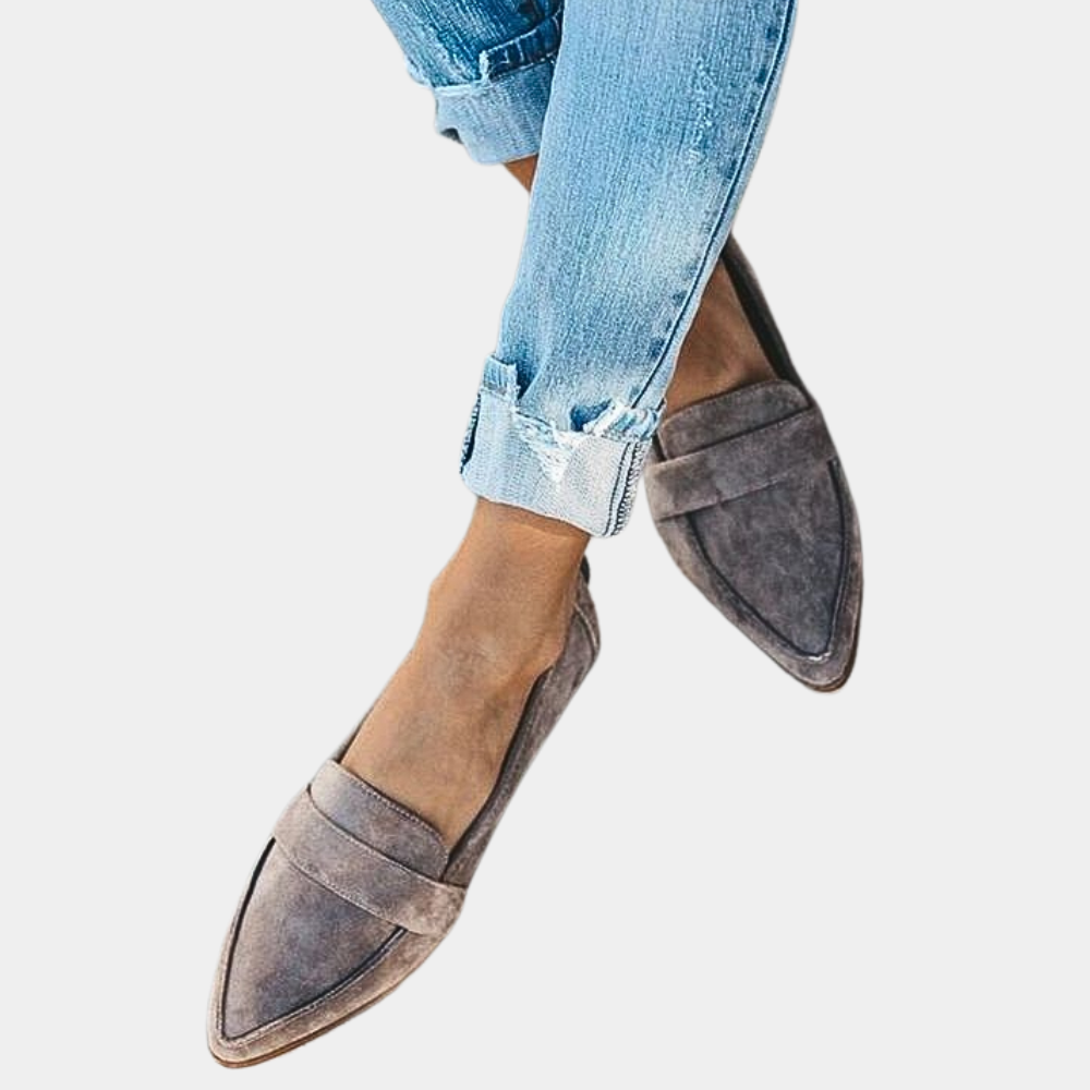 "Elegante suède damesloafers, grijze kleur, zijaanzicht; comfortabele instappers voor vrouwen, ideaal voor elke gelegenheid."