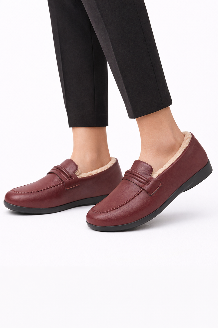 Elegante thermische dames loafers in klassiek rood, perfect voor comfort en warmte in herfst/winter.