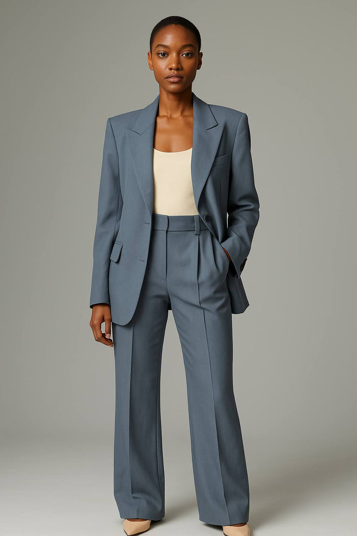 Casual chic tweedelige dames pakset, perfect voor lente mode. Combineer de blazer en pantalon voor diverse looks.