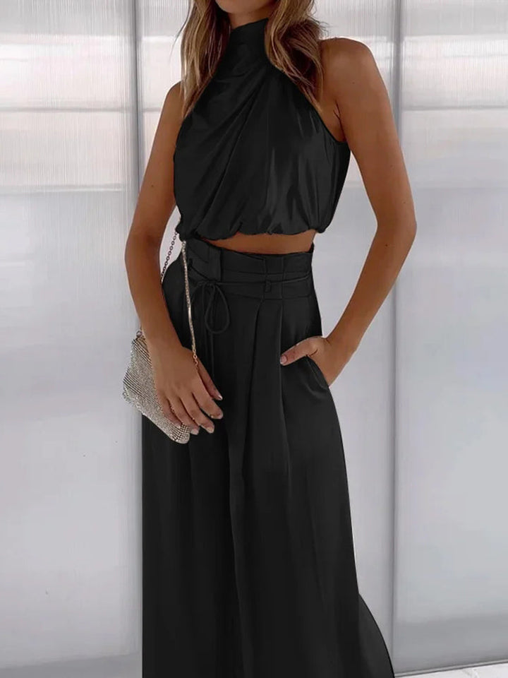 Trendy dames tweedelige set met luchtige haltertop en comfortabele wijde broek voor lente en zomer.