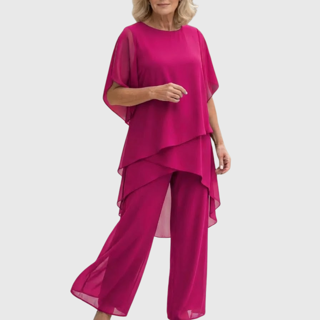 Gedetailleerd beeld van de elegante drapering en het zachte materiaal van deze dames zomer set.