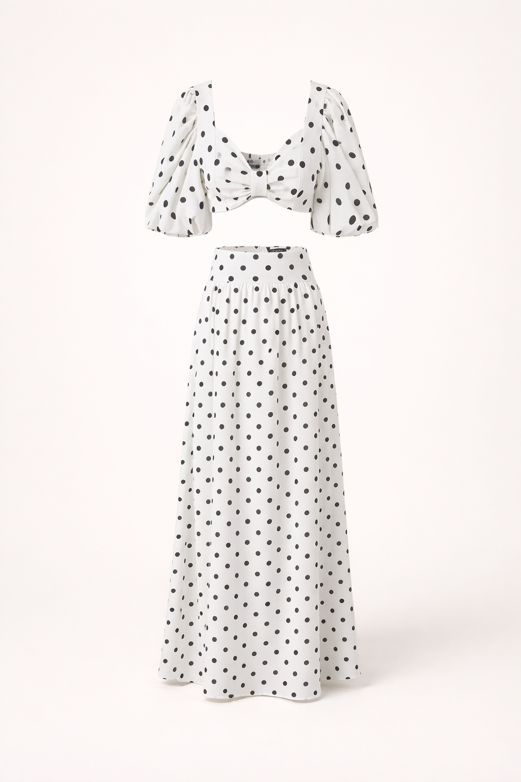 Stijlvolle dames top & maxirok set met pofmouwen en trendy bolletjesprint. Perfect voor een elegante zomerlook.