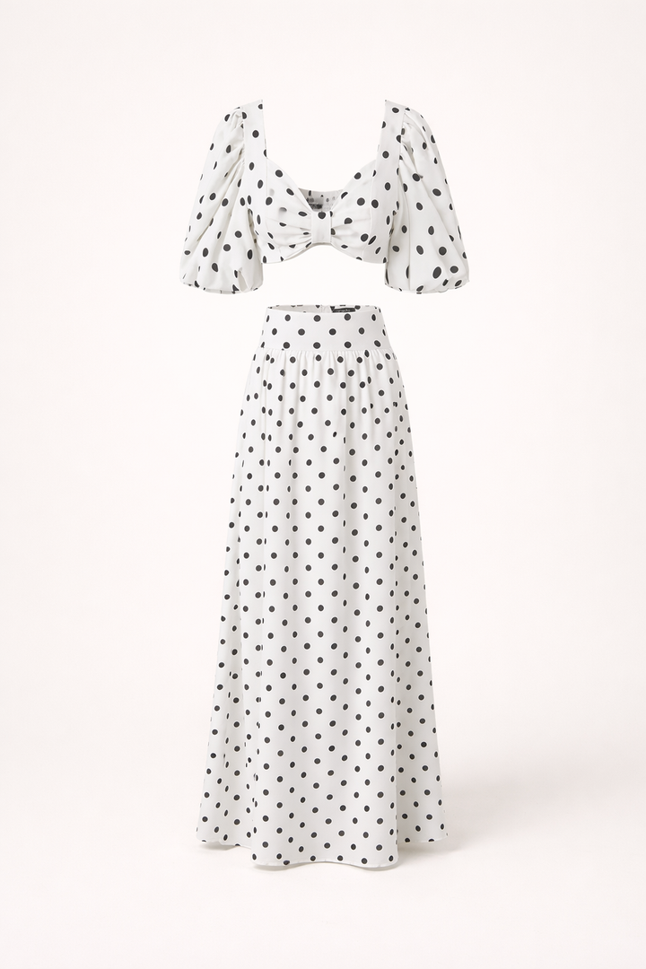 Stijlvolle dames top & maxirok set met pofmouwen en trendy bolletjesprint. Perfect voor een elegante zomerlook.