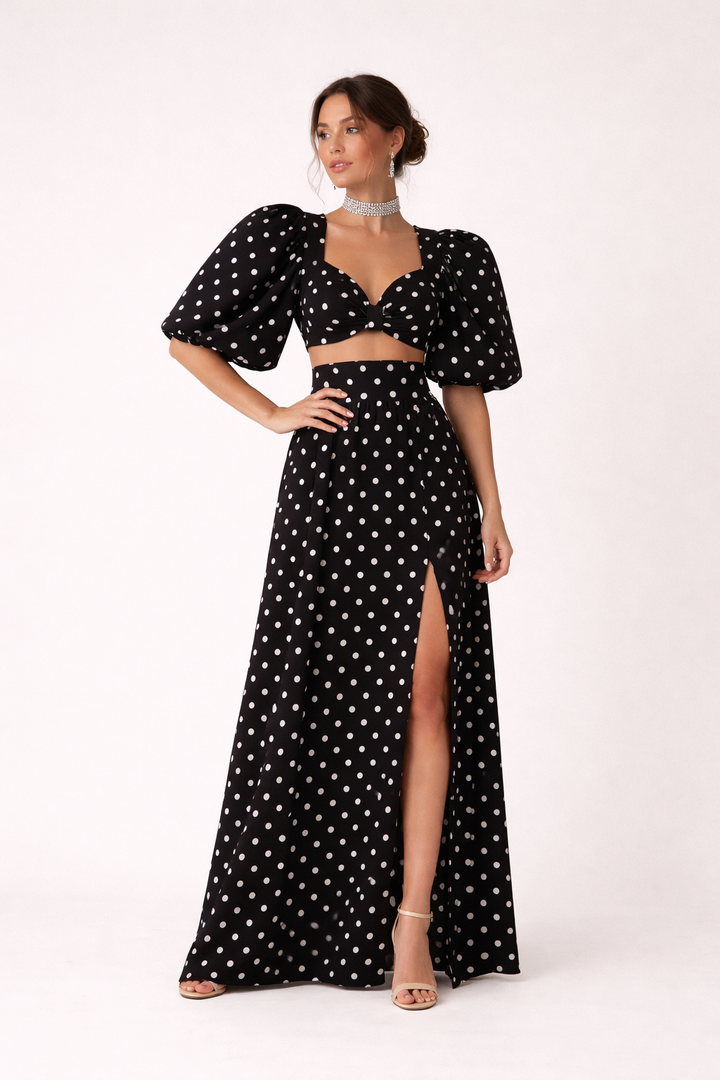 Zomerse tweedelige dames topset: zwierige maxirok met bolletjesprint en elegante top met pofmouwen, ideaal voor avonden.